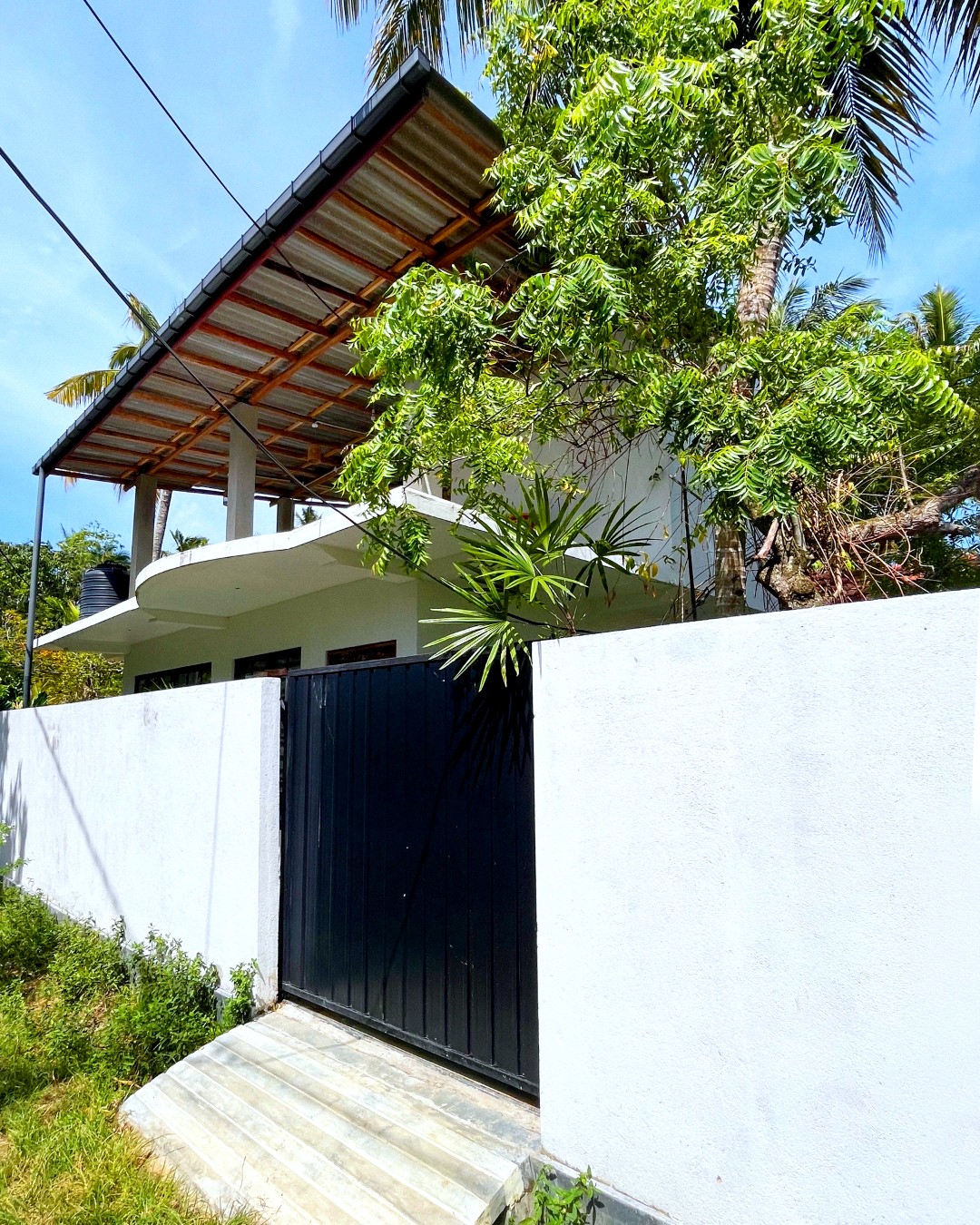 Domi Casa, black street gate and white wall
