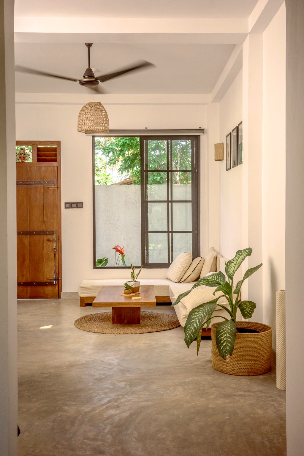 Casa hallway from the front door into the living room