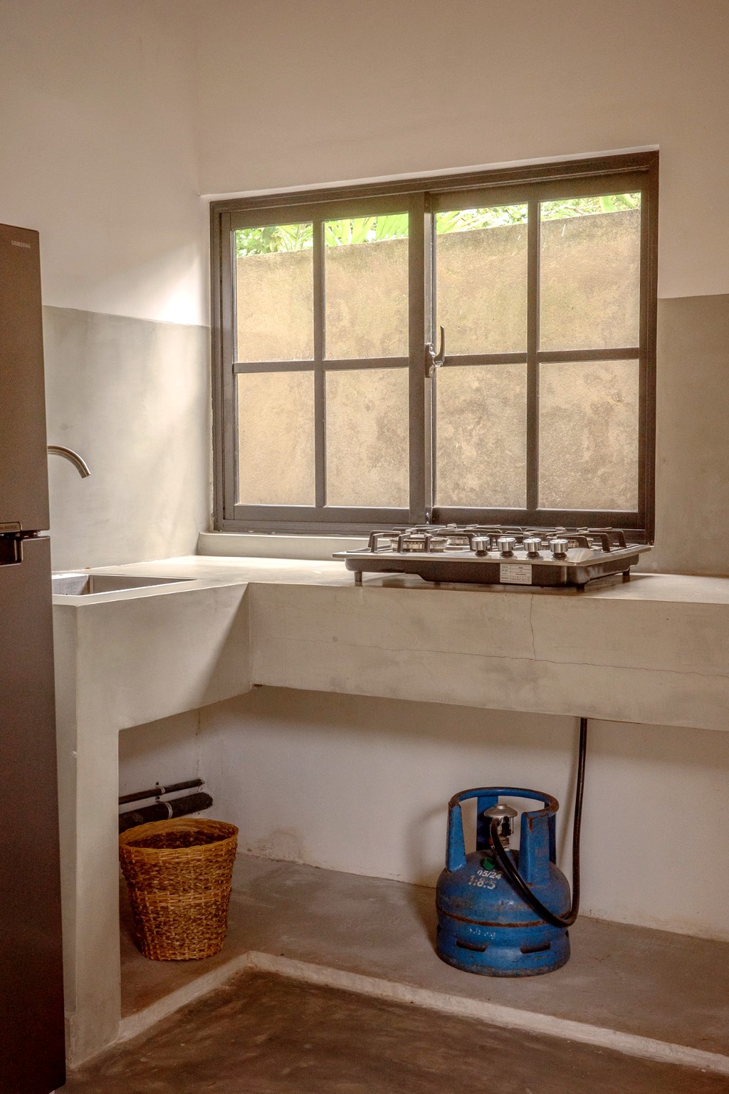 Casa kitchen · concrete counter with cooktop and gas