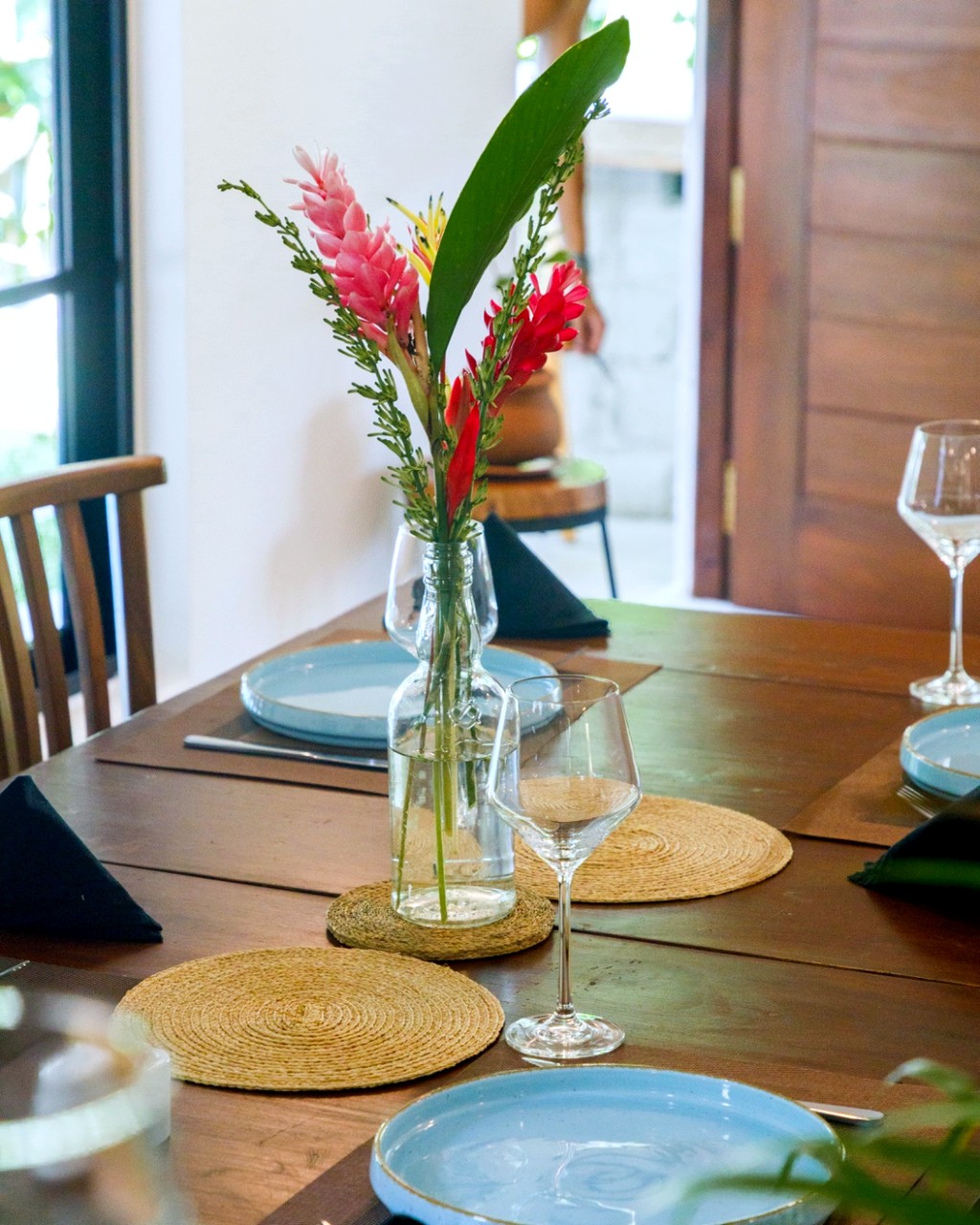 Safiya dining · blue ceramic plates and tropical flowers