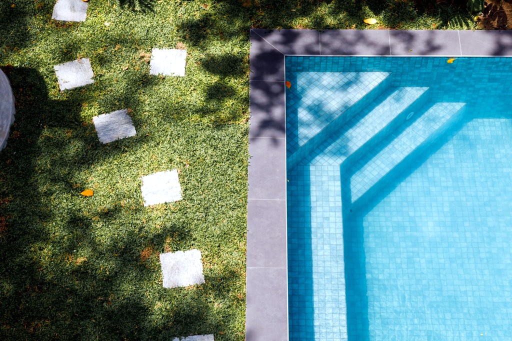 Safiya · pool edge detail with stone pavers