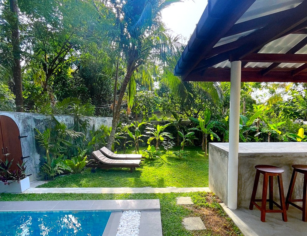 Safiya, the private pool with its covered bar pavilion and sun loungers on the lawn